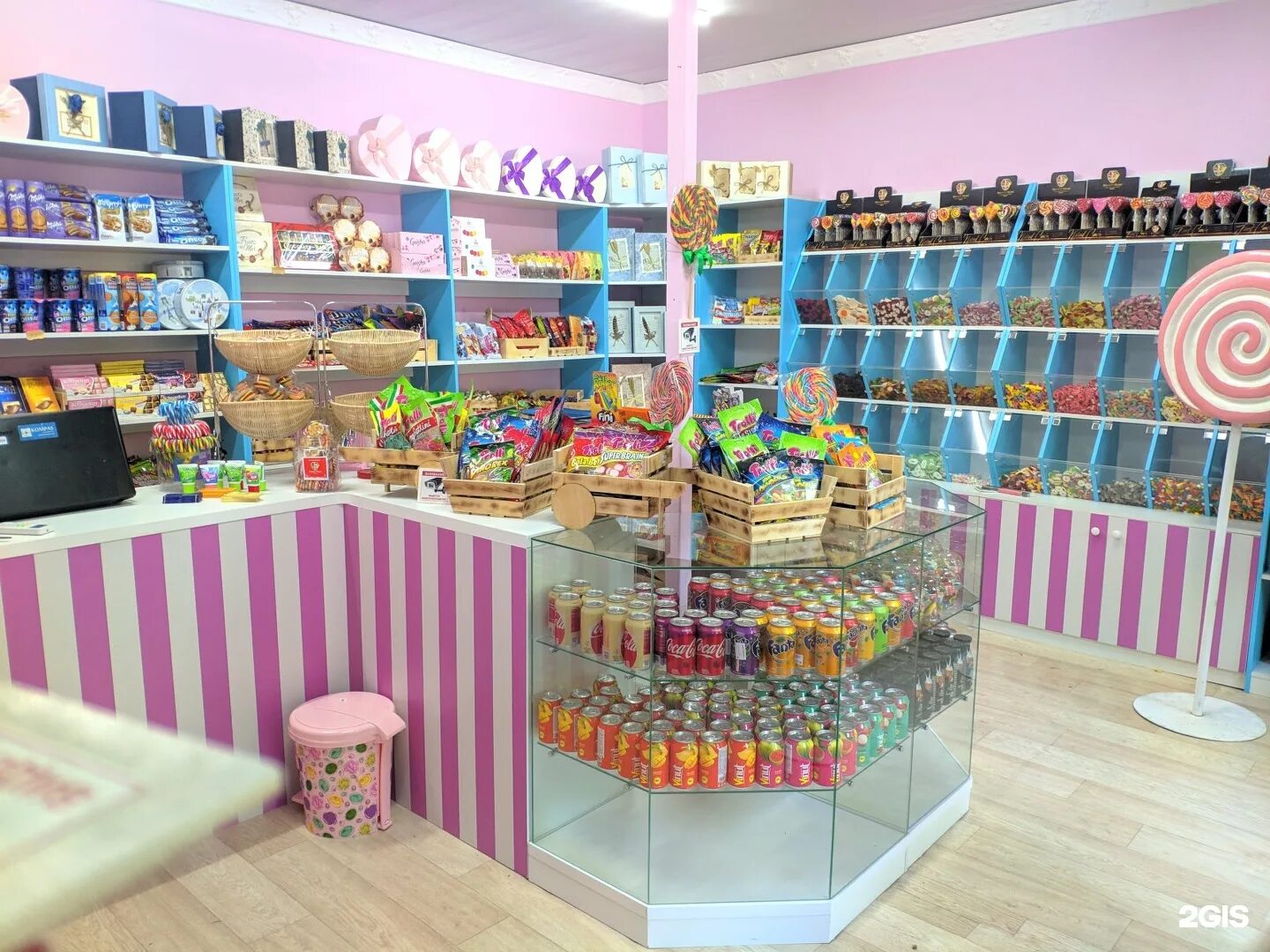 маленький магазин сладостей. магазин конфет dylan's candy bar. маленький магазин сладостей. площадь магазинчика со сладостями. магазин сладостей.