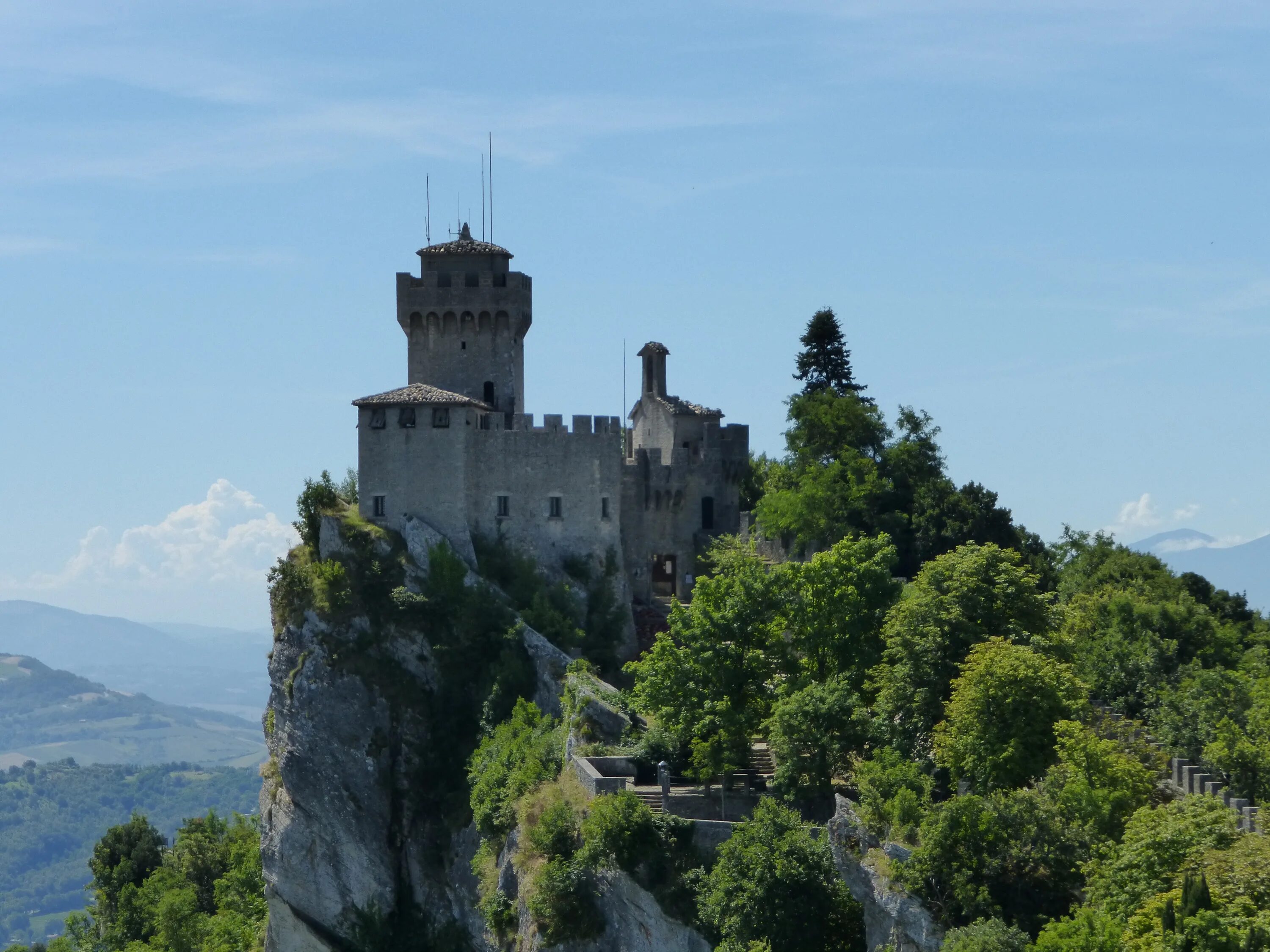 Fortress building. Башня Гуаита Сан-Марино. Сан-Марино – крепость Гуаита. Сан Марино гора Монте титано. Сан Марино замок на горе.