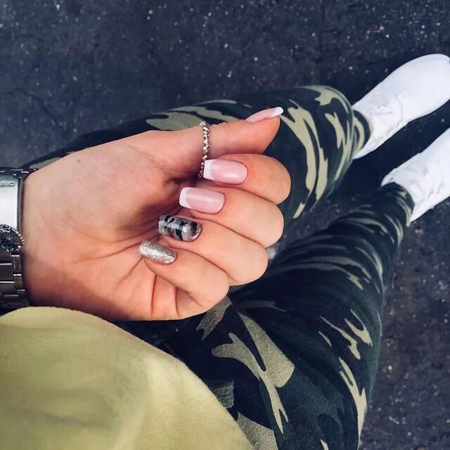 маникюр с прикольными надписями. ногти с надписями. маникюр телесного цвета. за руку с военным. парень и девушка армия.