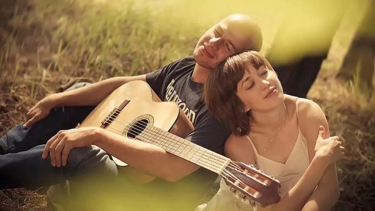 Влюбленные с гитарой. Романтик с гитарой. Мужчина и женщина поют. Парень и девушка поют.