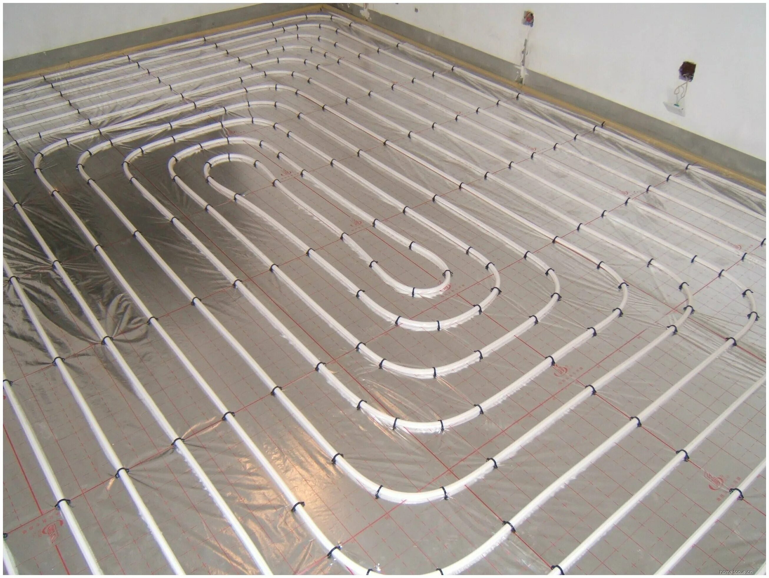 Сшитый полипропилен для пола. Укладка сшитого полиэтилена для теплого пола. Водяной теплый пол сшитый полиэтилен. Сшитый полипропилен для пола. Сшитый полипропилен для пола.
