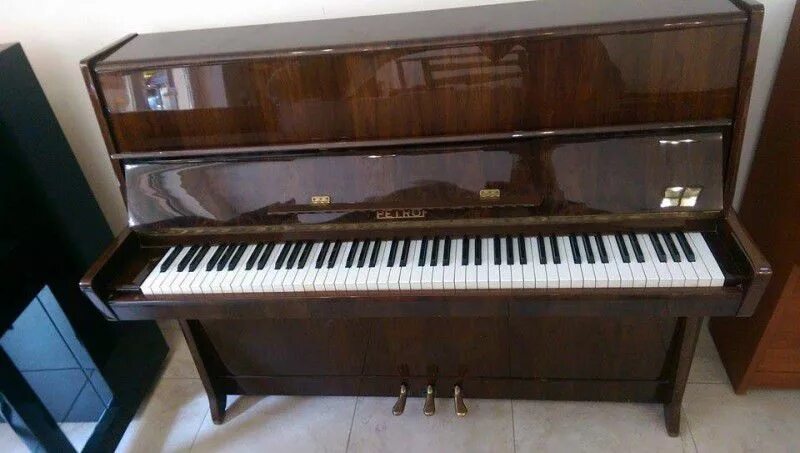 джаз пианист. блэк пиано. ренцо пиано архитектура. клавиши пианино. пиано италия.