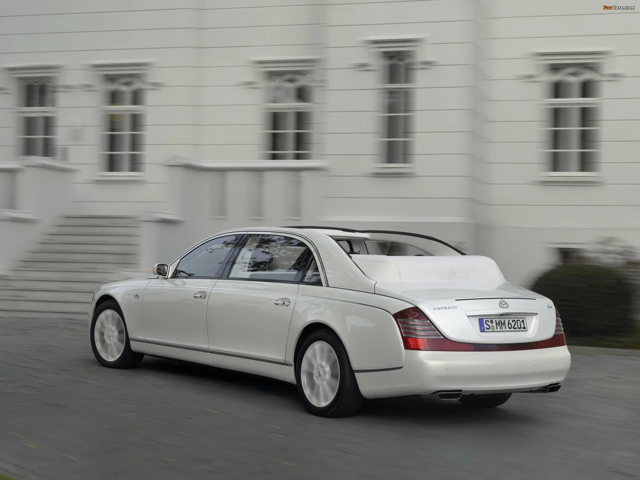 Maybach 62 2012. Maybach 57 gold. Мерседес майбах 62s. Машина maybach 62s landaulet. Mercedes maybach 62 s landaulet.