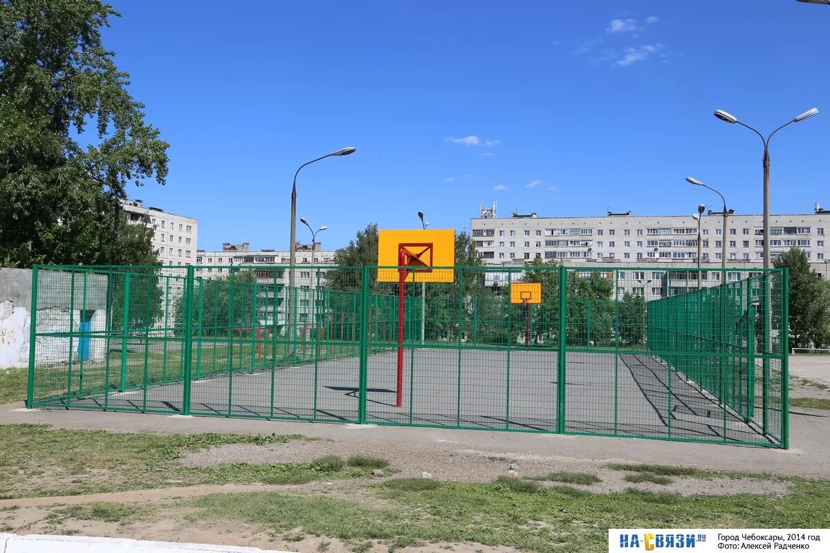 Площадка на сортировке. Баскетбольные площадки саранск. волгоград улица маршала чуйкова баскетбольная площадка. баскетбольная площадка чебоксары залив. чебаркуль баскетбольная площадка.