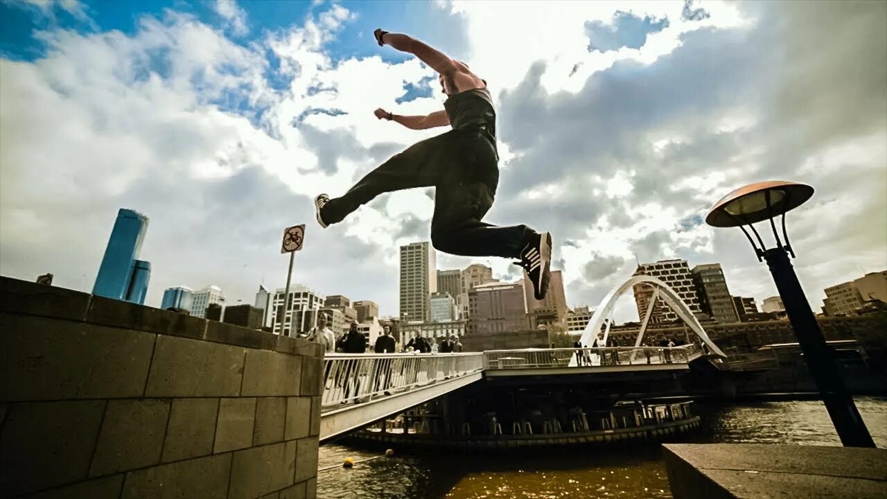 First jump. Паркур прыжок. Человек прыгает по крышам. Паркур в городе.