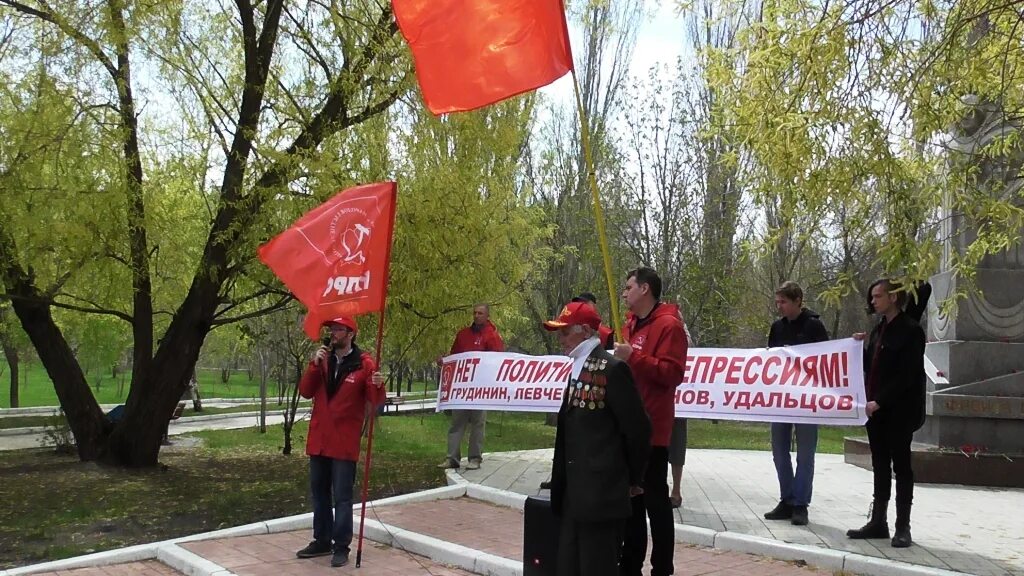 Избиратели кпрф. Встречи депутатов с избирателями картинка. Алимова митинг митинг кпрф саратов. Избиратели в кпрф от рузы. Алимова митинг митинг кпрф саратов.