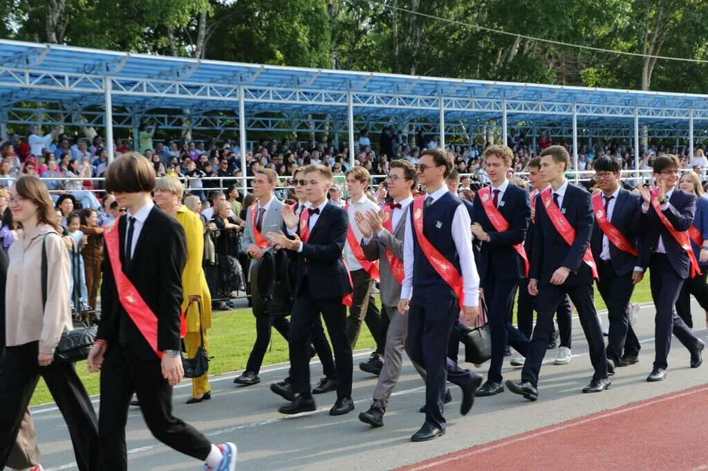 Выпускной 2023 парк. Выпускной. Парад выпускников. Городской выпускной. Шествие выпускников.