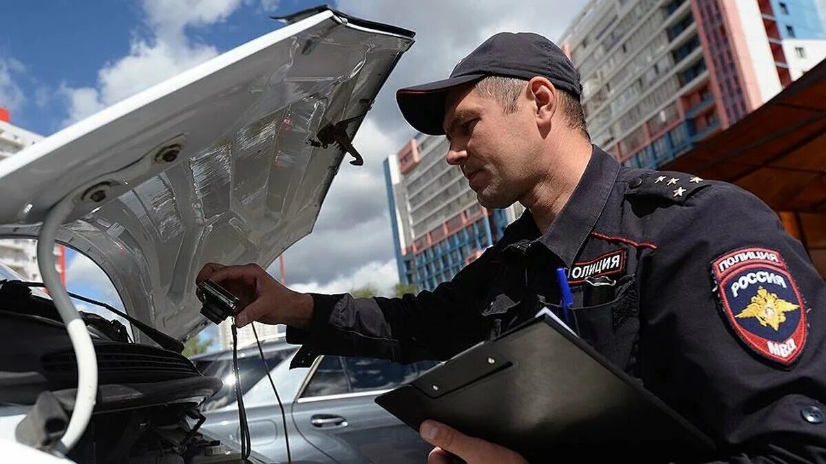 Регистрация автомобиля с пробегом в гибдд. ГИБДД осматривают авто. Техосмотр ГАИ. Осмотр транспортного средства. Регистрация автомобиля.