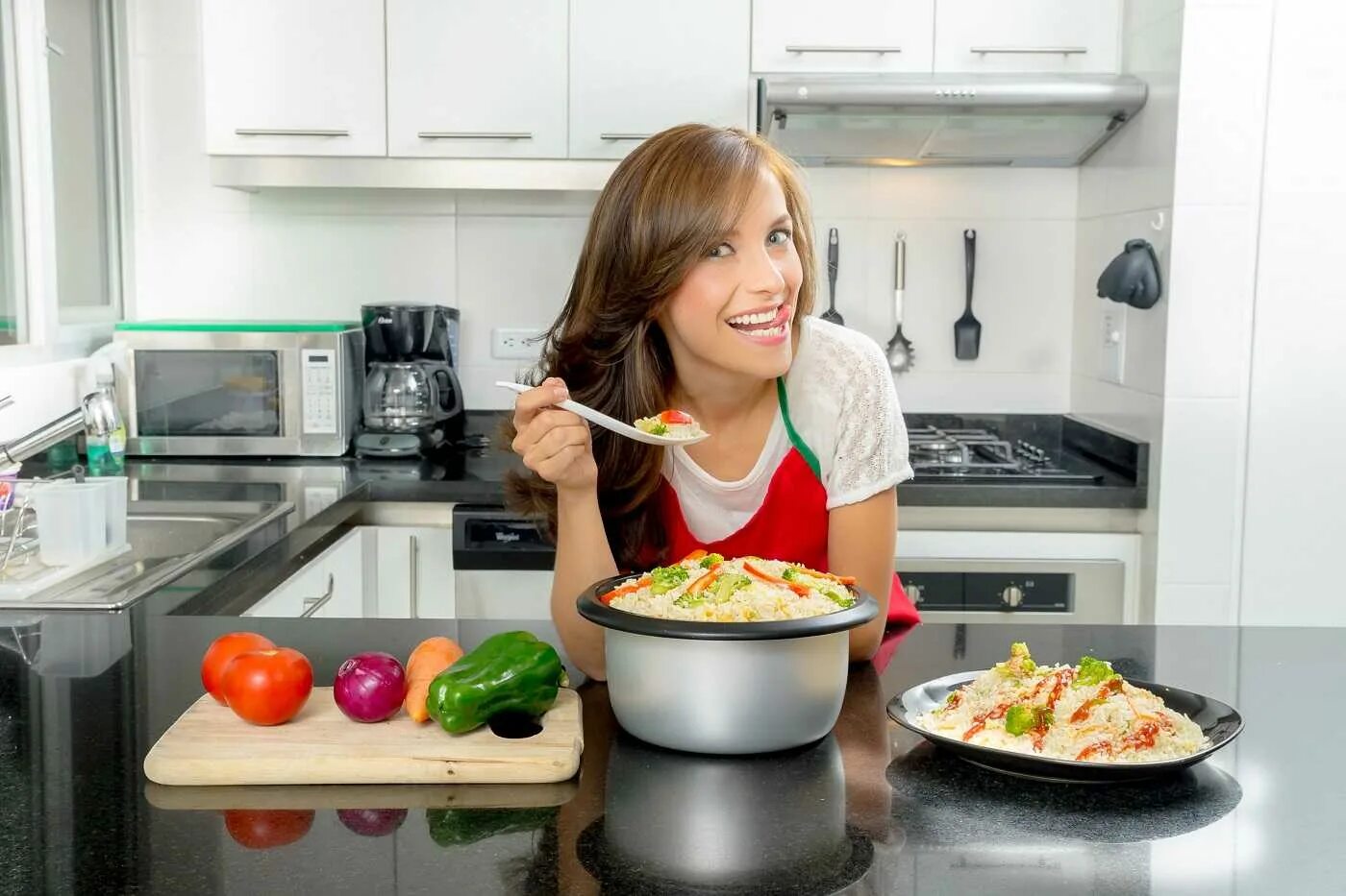 Кетчуп готовим дома. Юлия высоцкая 2021. Готовка пищи. Кухня юлии высоцкой. Красивая домохозяйка.