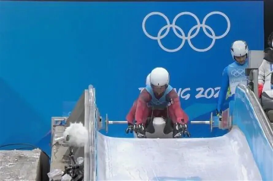 Пьедестал почета на олимпийских играх. Александр большунов церемония награждения. Олимпийский пьедестал 2020. Символика китайской олимпиады. Ореол над олимпийским пьедесталом.