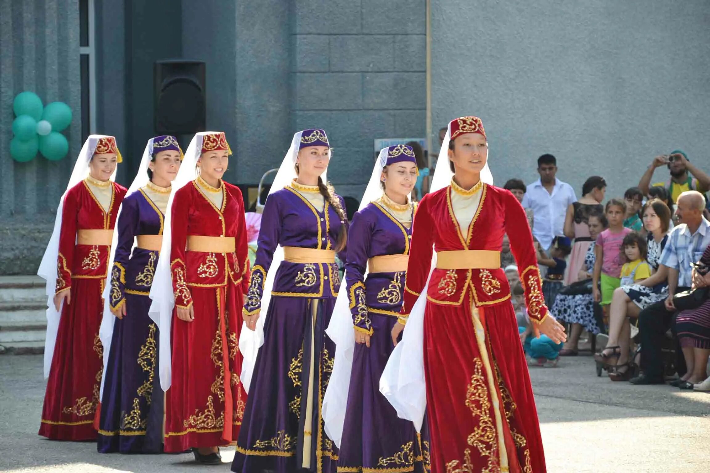 Народ крымские татары. Крымские татары монголоиды. Национальный наряд крымских татар. Крымские татарки. Народ крымские татары.