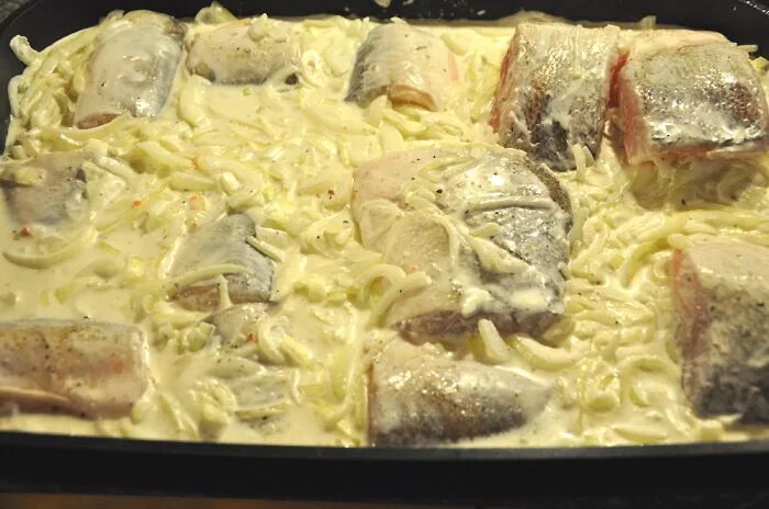 Судак в духовке под сыром. Рыба под сырной корочкой. Рыба в духовке. Рыбка запеченная с помидорами под сыром. Рыба по-гречески в духовке с помидорами и сыром.