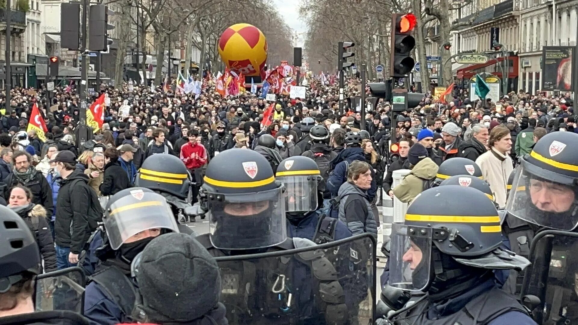 Митинги в париже. Митинги во Франции 2023. Протесты во Франции.