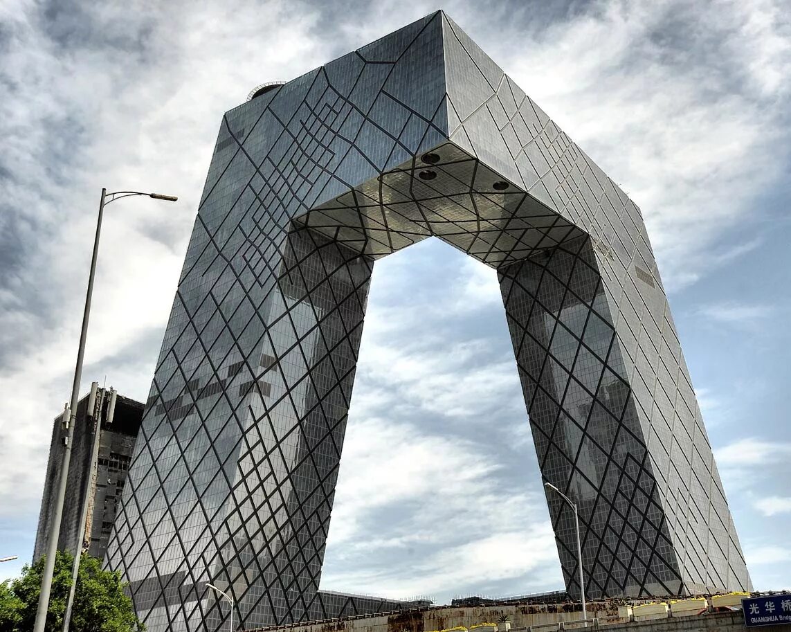 Фото необычной буквы. Архитектура Шератон Хучжоу. Гауди проект небоскреба.
