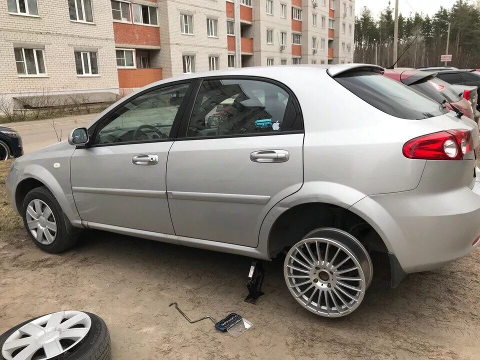 Chevrolet Lacetti хэтчбек на 17 дисках. Chevrolet Lacetti диски r15. Диски Скад Веритас r15 Lacetti. Шевроле Лачетти хэтчбек r15. Колеса лачетти купить