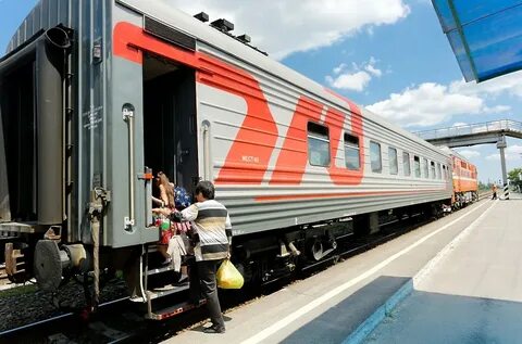 Виолончель перевозится в вагоне поезда