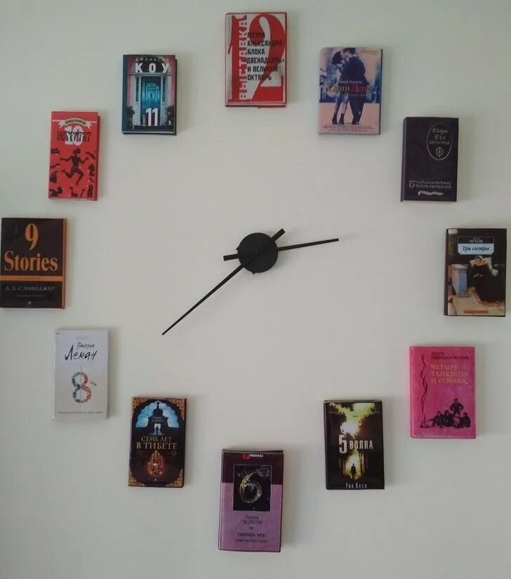 Часы в библиотеке. Инсталляция с часами. Инсталляция библиотечные часы. Библиотечные часы в библиотеке.