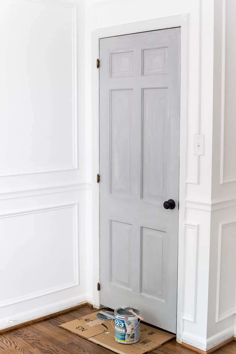 Крашеные двери. Двери межкомнатные деревянные белые. Покрасить деревянную дверь. Белая деревянная дверь.