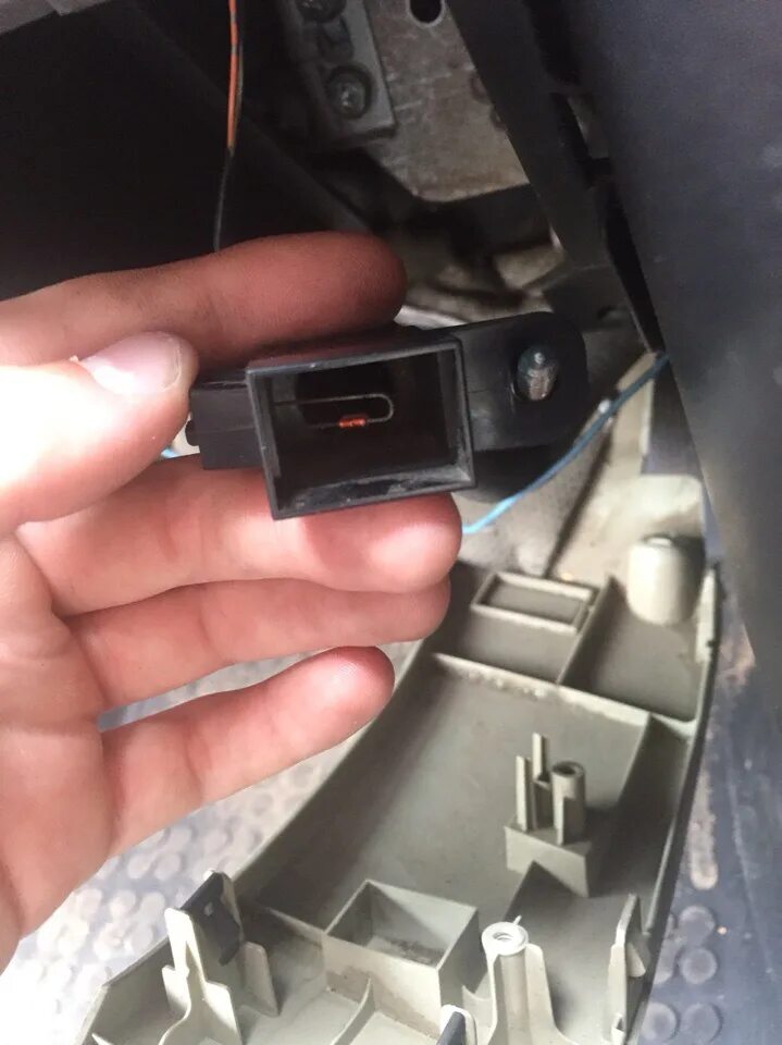 Датчик температуры салона паджеро 2. 0 145. Датчик температуры салона фольксваген б 5. Датчик температуры салона volvo s40. Где стоит датчик температуры салона.