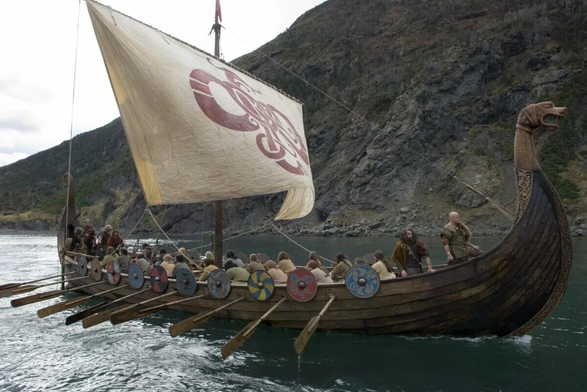 С каким океаном связан поход корабля викингов. Дракар норманнов. Лодка викингов дракар. Драккары викингов Норвегия. Корабли Драккар норманнов.