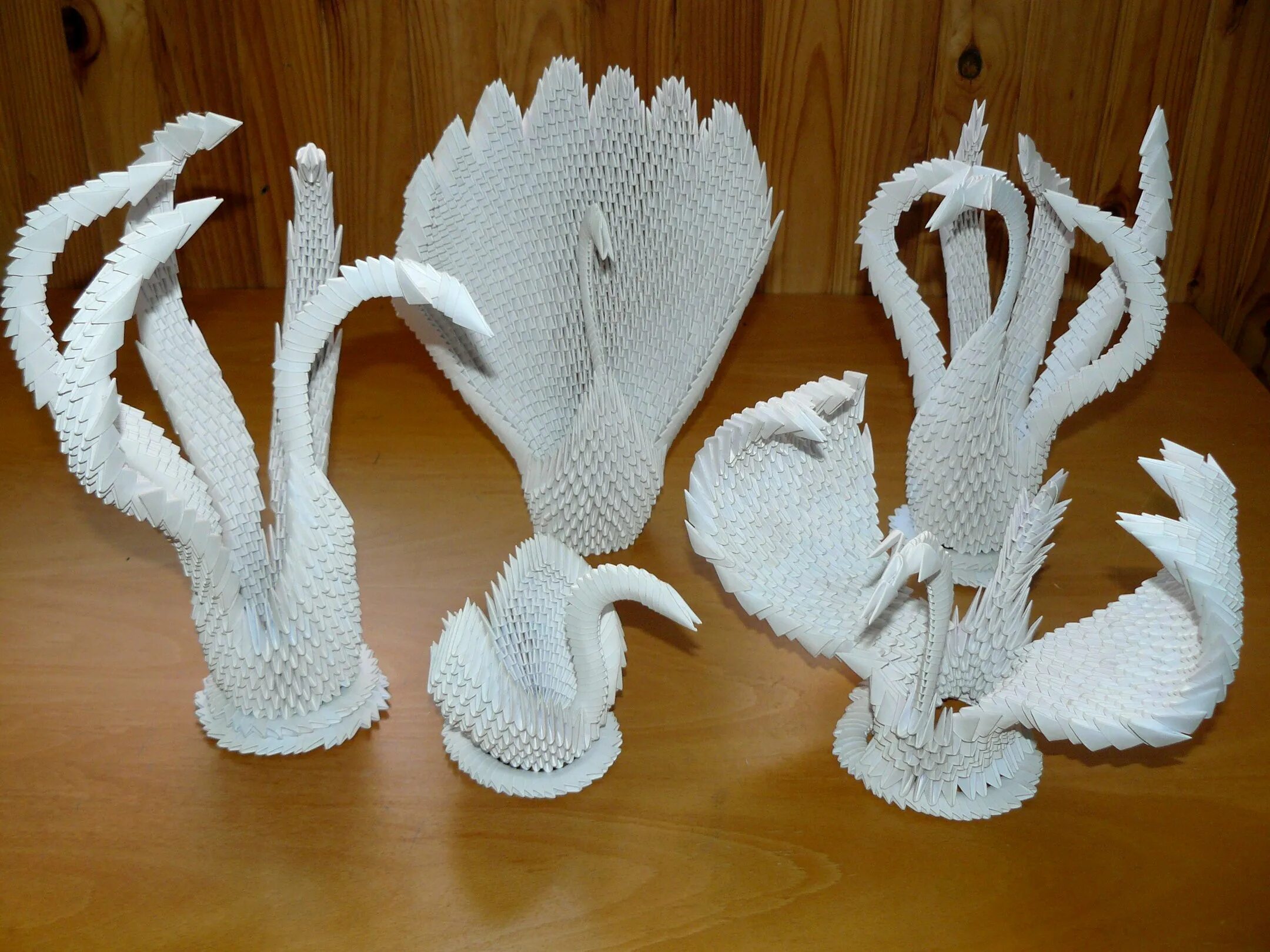 Лебеди из бумаги из модулей. Модульный лебедь. Объемный лебедь. Модульное оригами. Лебедь из бумаги модульное.