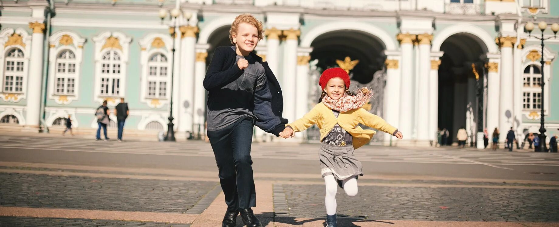 Сходить с ребенком питере. Дети на экскурсии. Экскурсии для детей в Санкт-Петербурге. Семья на прогулке в Питере.