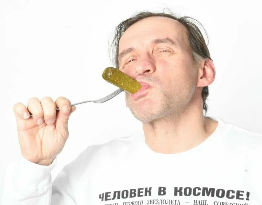 Человек ест огурец. Человек ест солёные огурцы. Мужик ест соленые огурцы. Парень ест огурец. Мужик съел ухо