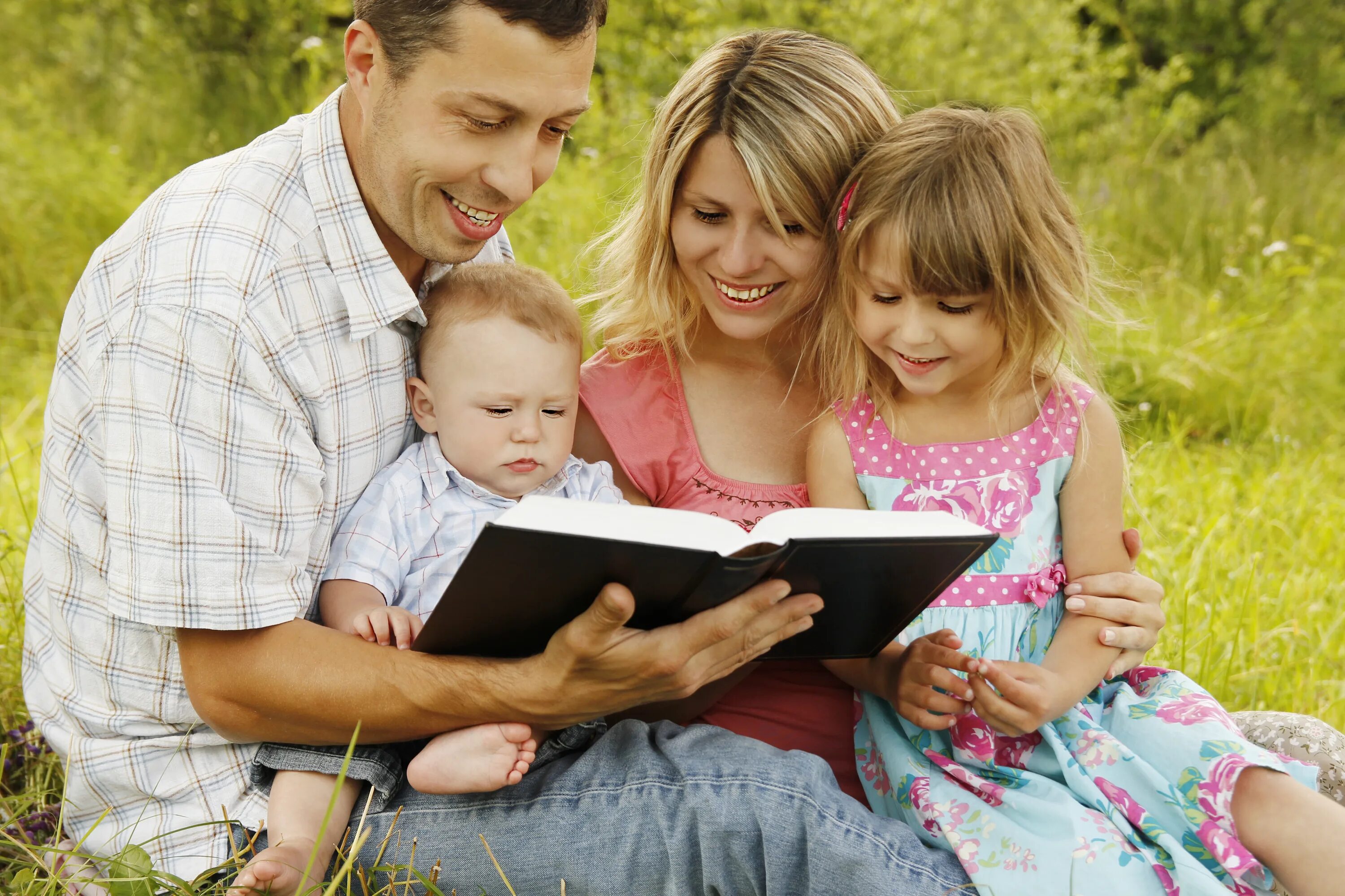 Какие журналы читают в семье. Семья читает Библию на природе. Семья за чтением. Чтение Библии всей семьей. Библия для семейного чтения.