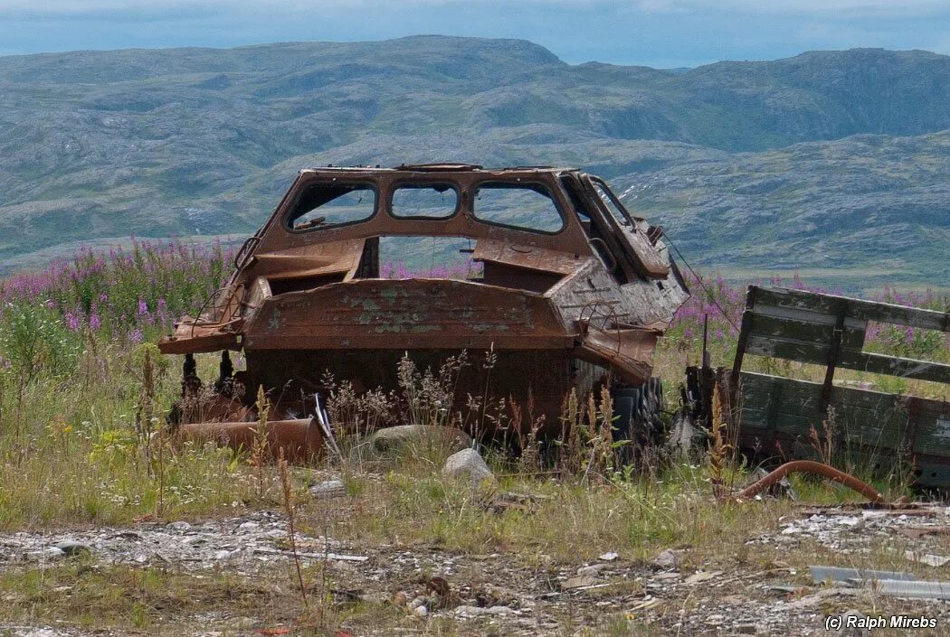 Остов техники. Остров Кильдин заброшенный. Поселок Западный Кильдин. Остров Кильдин Мурманская область. Остров Кильдин Военная часть.