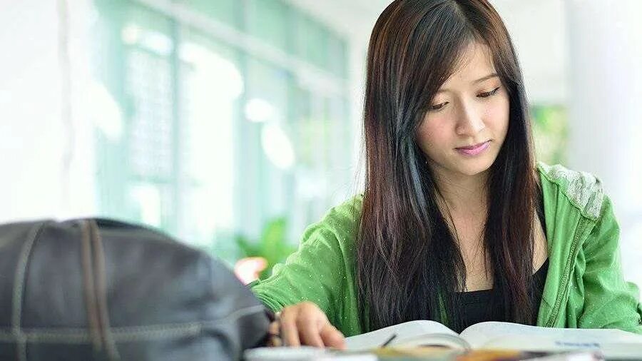 Oriental studies. Asian student girl. Китаянка с учебником. Asian student girl. Asians college.