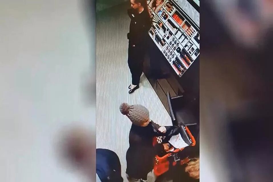 Кража из магазина. Украли айфон. Золотое яблоко кражи. Золотое яблоко кражи. Золотое яблоко кражи.