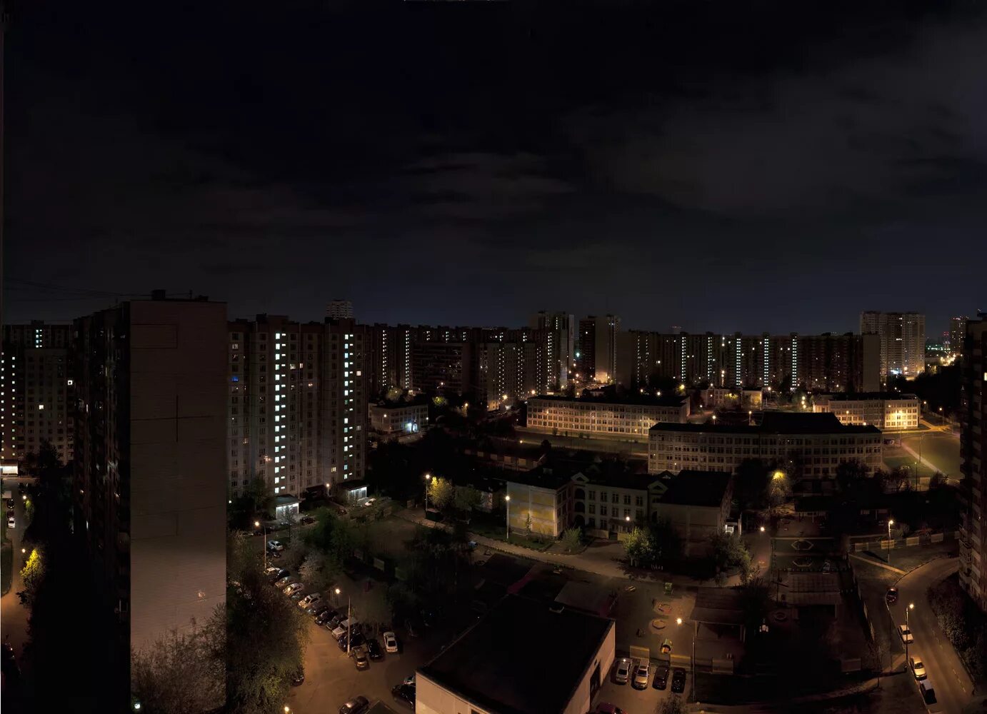 Жизнь в спальных районах. Сумерки в спальном районе. Город спальный район Сумерки. Ясенево спальный район. Ночная Москва спальный район.