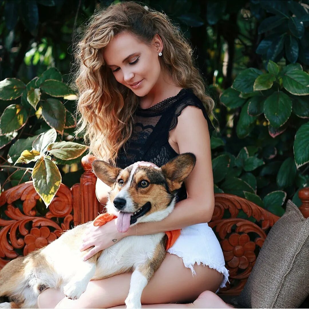Девочка живет с собаками. Собака Ксении Бородиной. Девушка с собакой. Красивая девушка с собакой. Красивая девушка с собачкой.