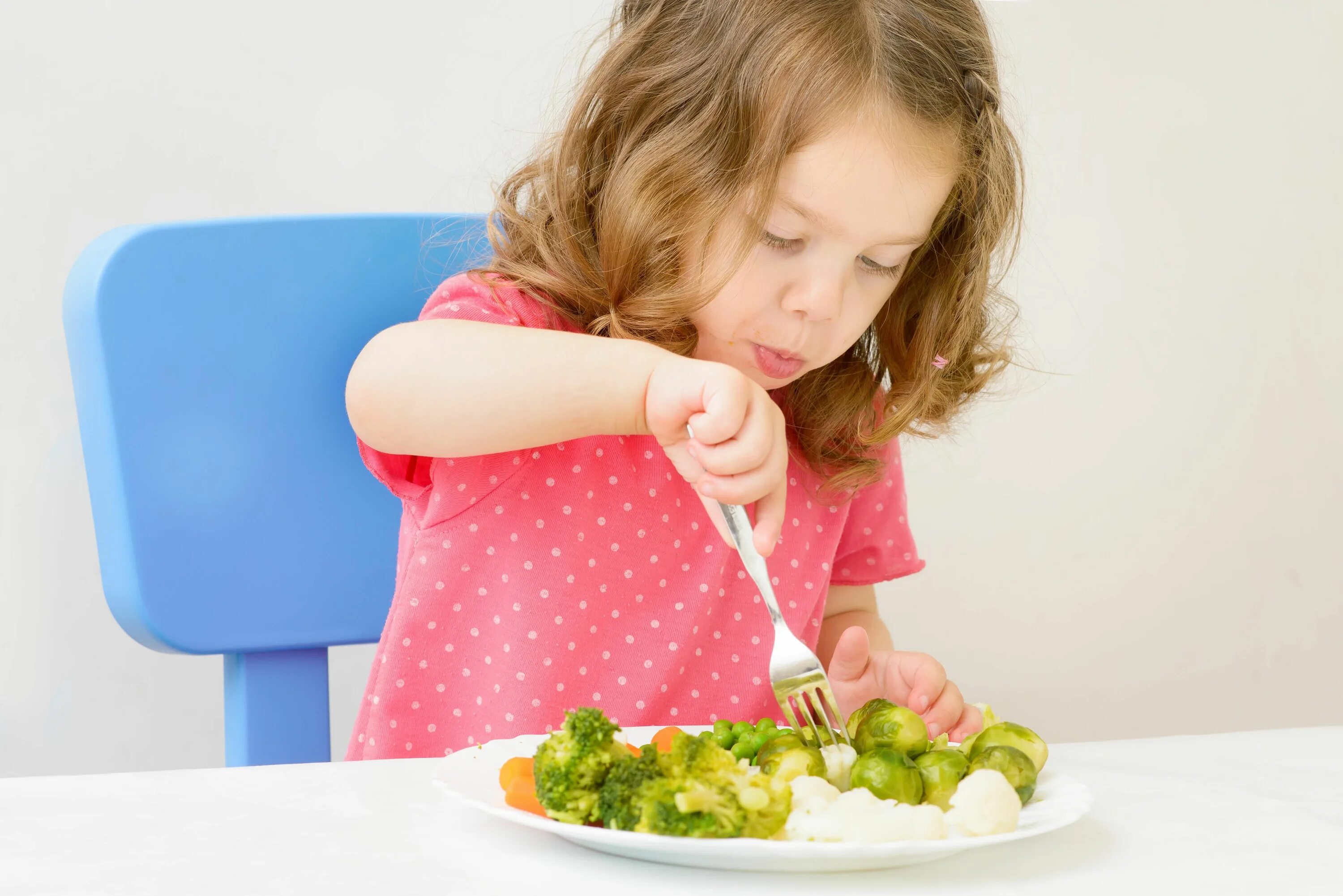 Дети за едой. Питание детей. Девочка кушает. Еда для детей. Starving help