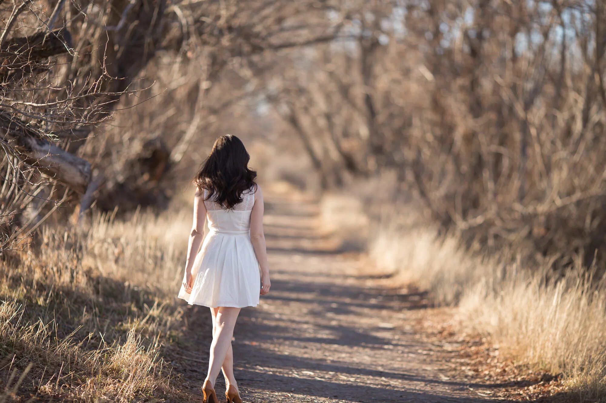 Длинные ноги. Видео идущей девушки. Видео идущей девушки. Девушка в юбке. Походка женщины.