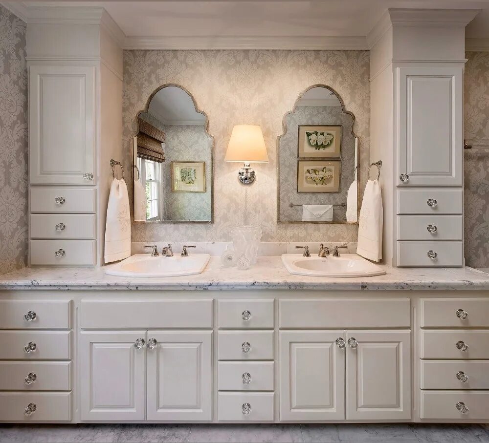 Мебель в ванную комнату стиль. Мебель для ванной комнаты в классическом стиле. Фасады в ванную классика. Ванная с двумя раковинами. Фасады для ванной мебели.