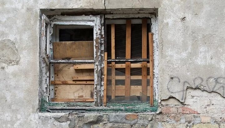 окно забитое досками. подсмотреть заколочено досками город ростов. окно заколоченное досками. запертая дверь. подсмотреть заколочено досками город ростов.