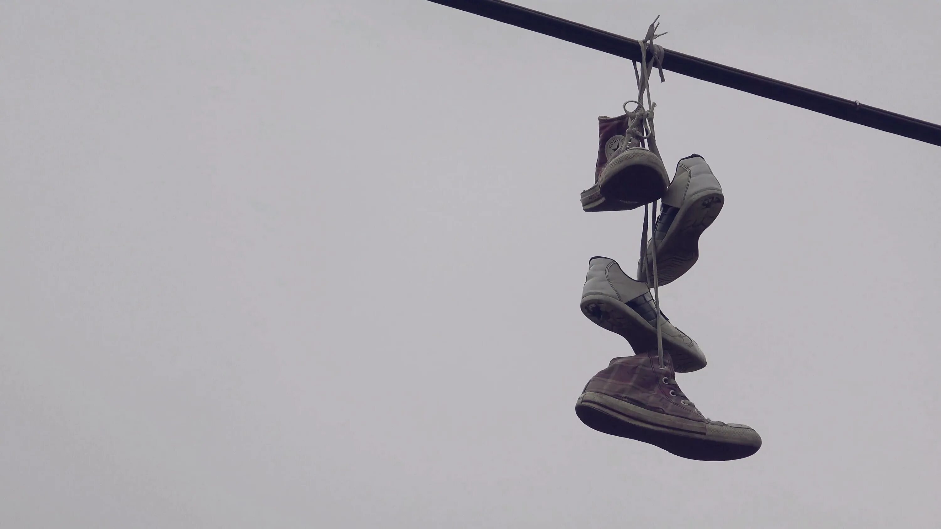 Что значит висящие кроссовки. Обувь на проводах. Ботинки на проводах. Кроссовки на проводах. Висячие кроссовки на проводах.