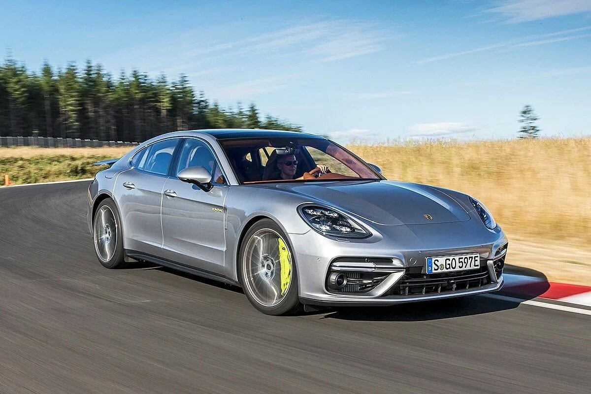 Panamera e hybrid. Порше Панамера турбо. Порше Панамера турбо 2017. Porsche Panamera 2023. Porsche Panamera Turbo s e-Hybrid.