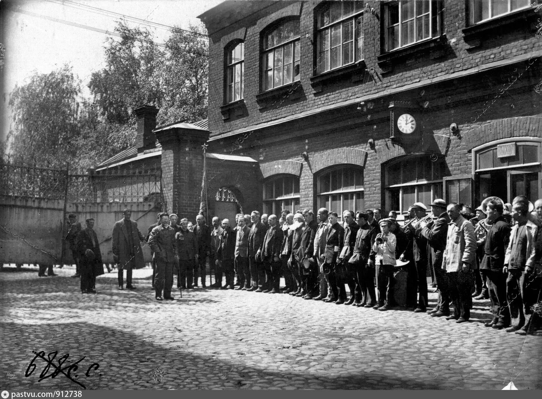 Цементный завод в вольске. Завод большевик ленинград. Обуховский завод ленинград. Киевский завод большевик. Обуховский завод санкт-петербург 19 век.