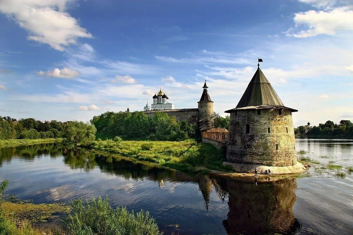 Псковский кром достопримечательности Пскова. Староладожская крепость Псков. Псковский Кремль кром. Псковская крепость (Псковский Кремль).