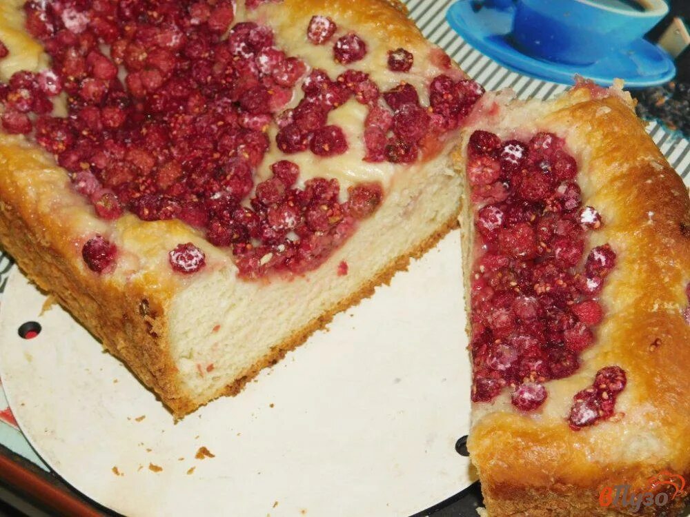 Дрожжевые пироги с малиной. Открытый пирог с малиной. Красивый сладкий пирог. Открытый пирог с малиной. Открытый малиновый пирог из дрожжевого теста.