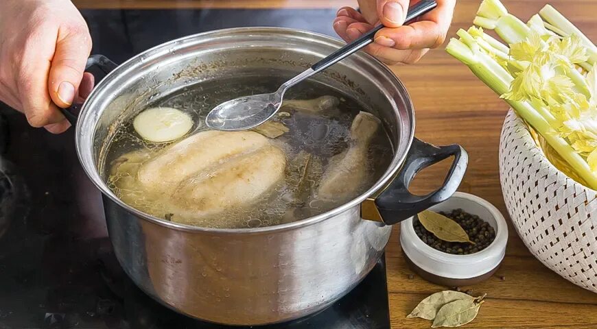 Что добавляют при варке бульона