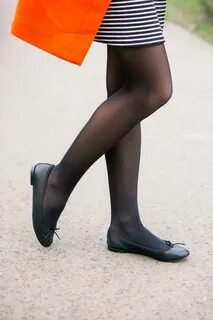 Девушки в колготках без каблуков
