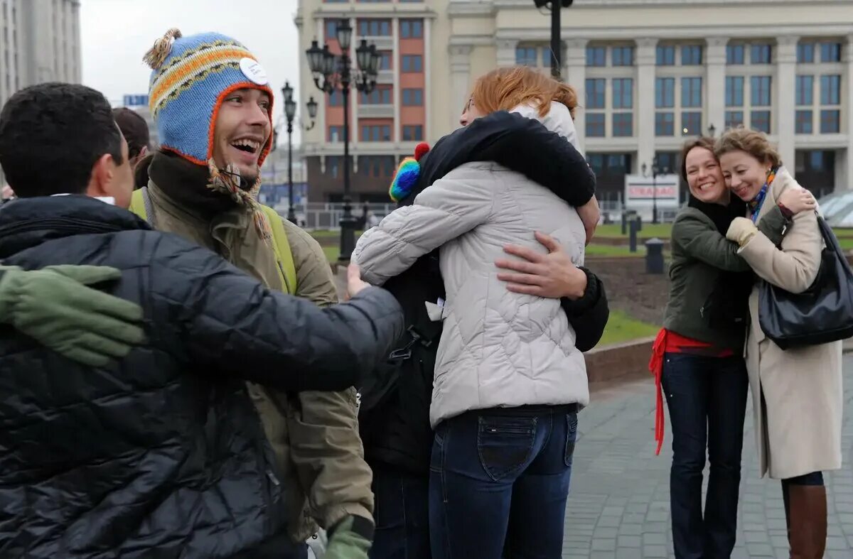 Люди обнимаются на улице. День объятий. Дружелюбные люди в России. Люди на празднике обнимаются. Обними россию