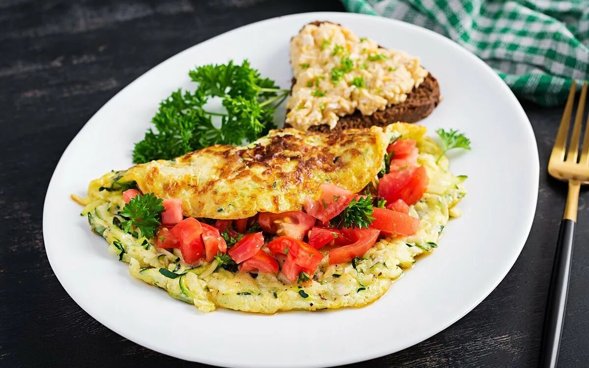 Омлет на сковороде с помидорами и молоком. Омлет с кабачками. омлет с помидорами и сыром. фриттата. омлет с курицей.