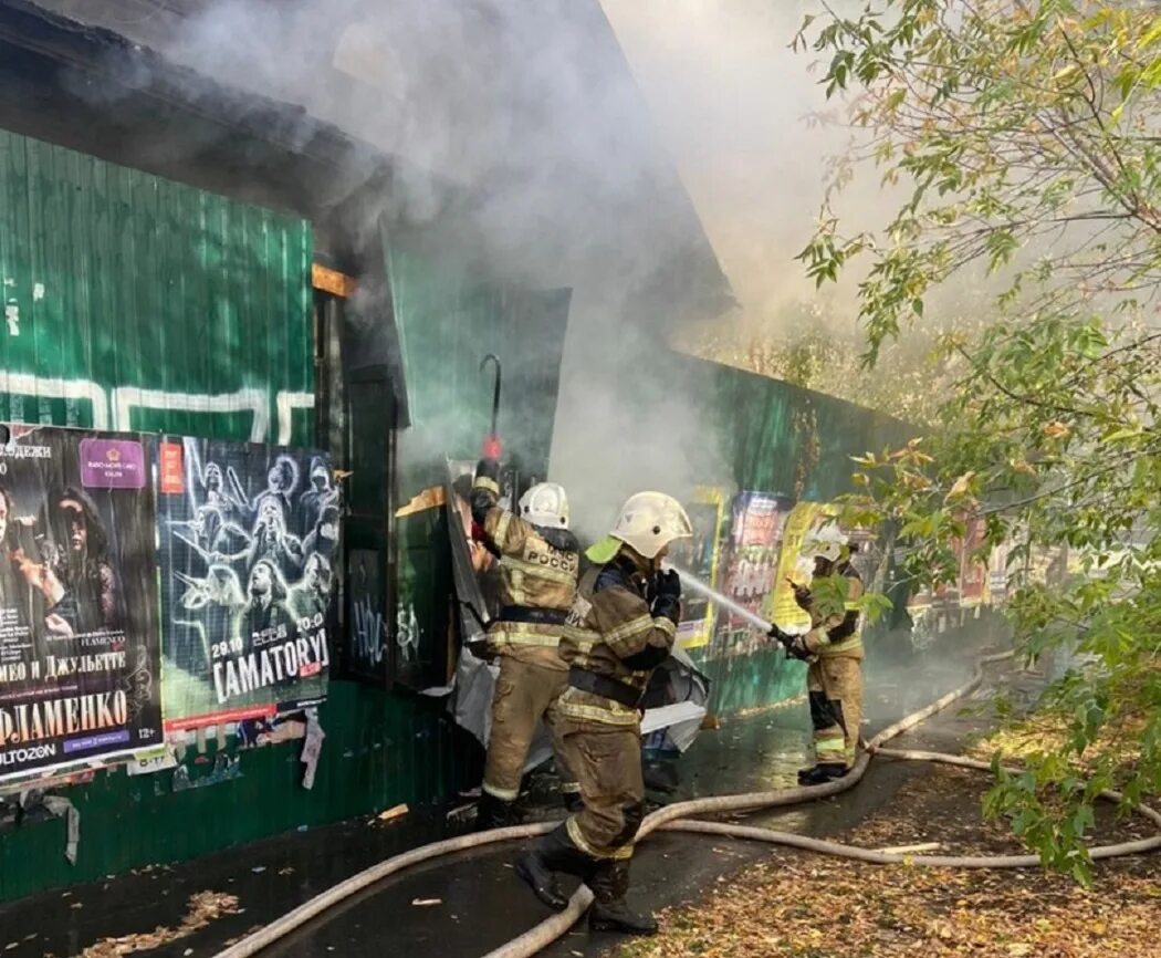 Пожар на гоголя. Дом горит. Фото пожара дома. Ликвидация пожара. Гоголевский пожар.