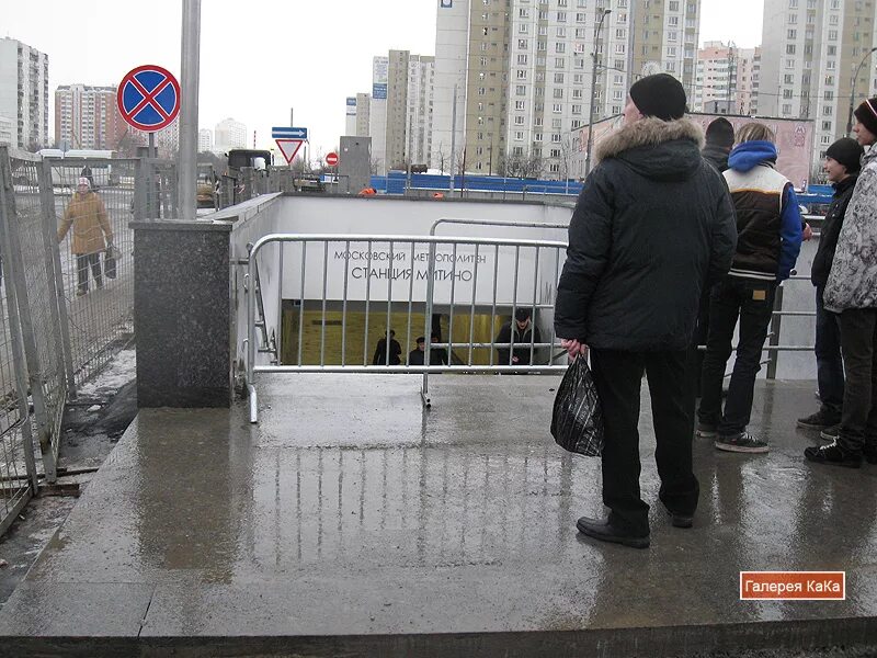 Москва на волне в митино открытие. Станция метро митино. метро митино снаружи. митинская метро. архитектурные формы возле метро митино.