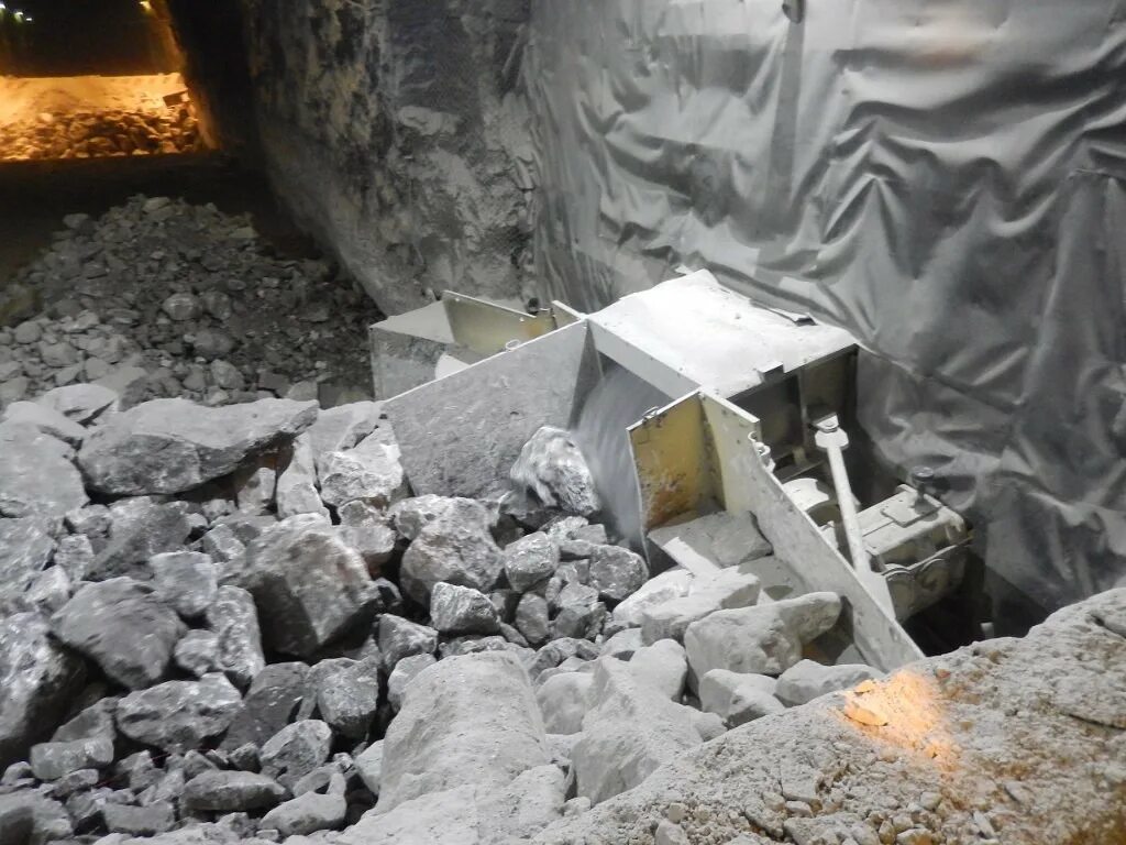 Добыча известняка. Месторождение мела. Шахта гипс кнауф. Гипс минерал необработанный. Добыча известняка.