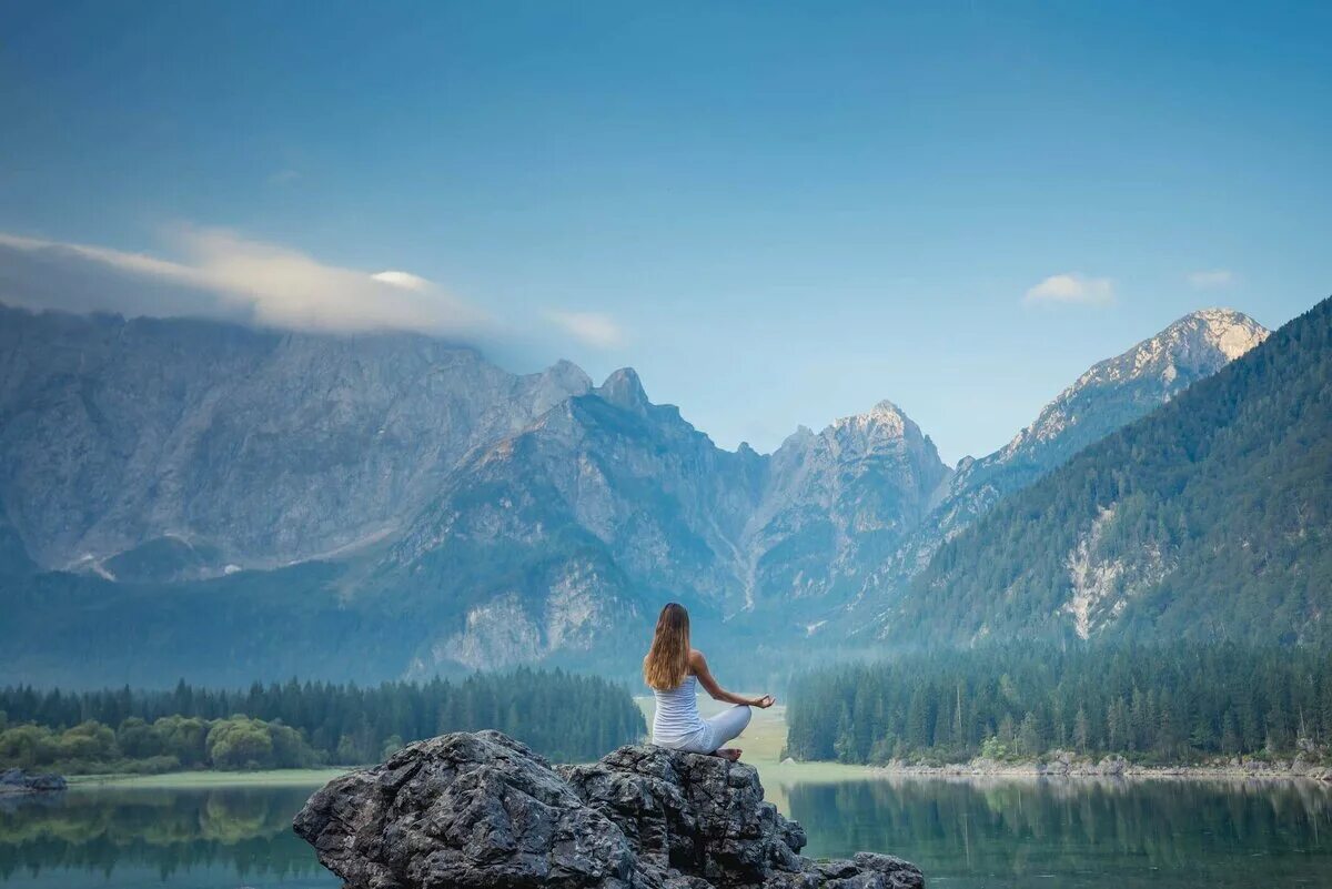 В горах станут воды. Медитация в горах. Фотосессия в горах. Горы спокойствие. Девушка в горах.